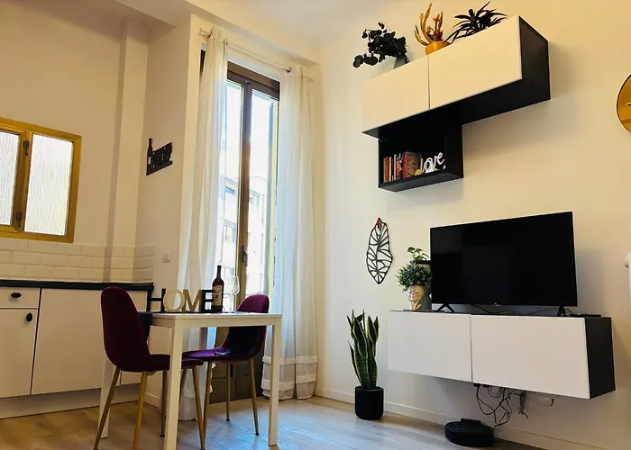 Charming In Isola Near The Metro! Apartament *